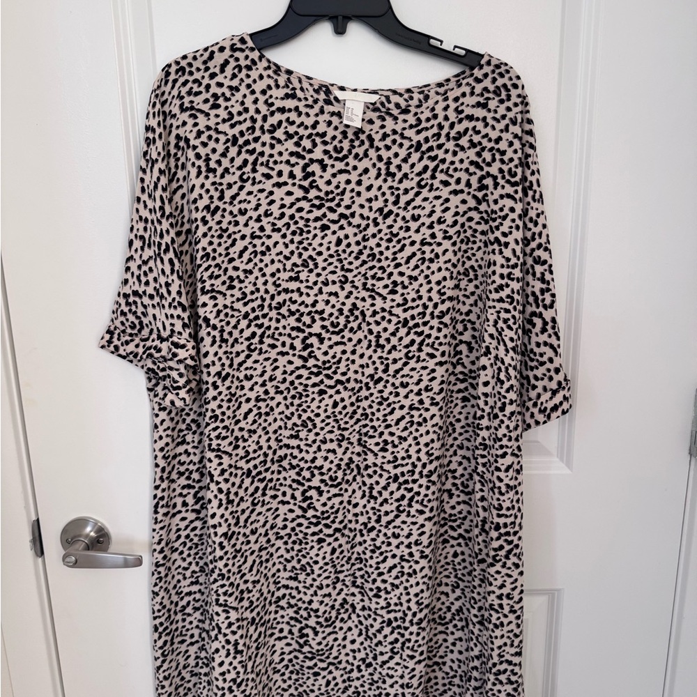 H&M Black and Cream short Sleeve Dress